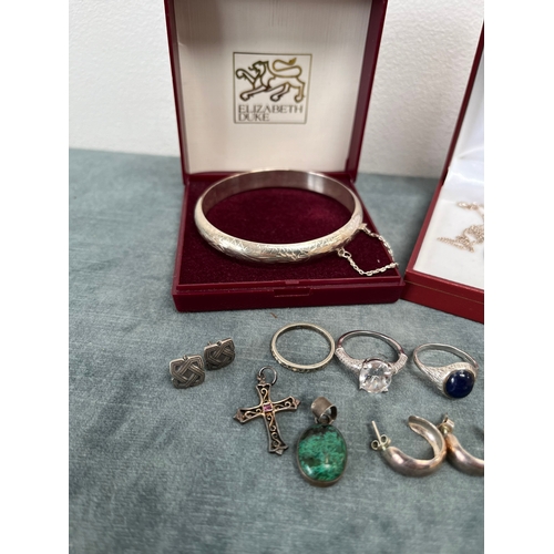 658 - Quantity of various silver items. Rings, earrings, bracelet ect