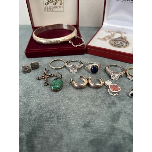 658 - Quantity of various silver items. Rings, earrings, bracelet ect