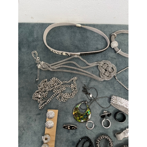 616 - Large bag of various costume jewelry