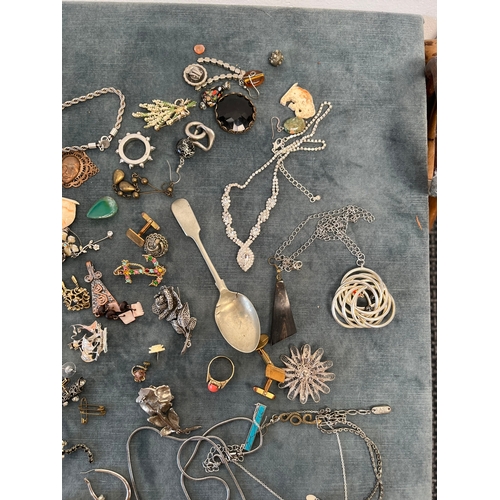 618 - Box of costume jewelry