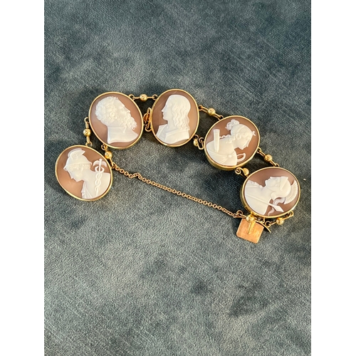 622 - Antique Grand Tour gold cameo bracelet - Five oval cameos of classical busts in an unmarked yellow m... 