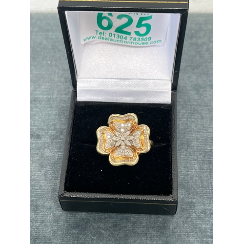 625 - Large 9ct gold - yellow and white gold four leaf clover. Inset with diamonds - 6.5g - size U/V