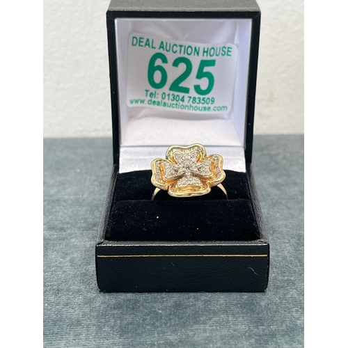 625 - Large 9ct gold - yellow and white gold four leaf clover. Inset with diamonds - 6.5g - size U/V