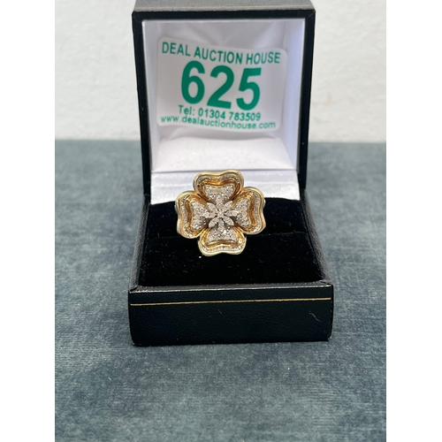 625 - Large 9ct gold - yellow and white gold four leaf clover. Inset with diamonds - 6.5g - size U/V