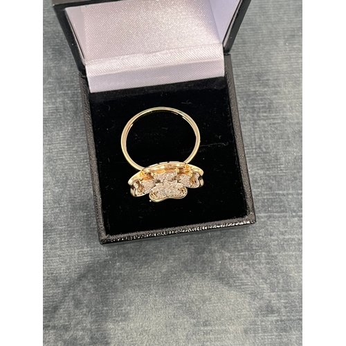 625 - Large 9ct gold - yellow and white gold four leaf clover. Inset with diamonds - 6.5g - size U/V