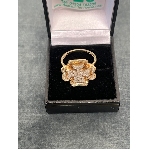 625 - Large 9ct gold - yellow and white gold four leaf clover. Inset with diamonds - 6.5g - size U/V