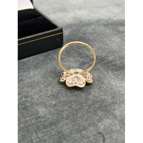 625 - Large 9ct gold - yellow and white gold four leaf clover. Inset with diamonds - 6.5g - size U/V