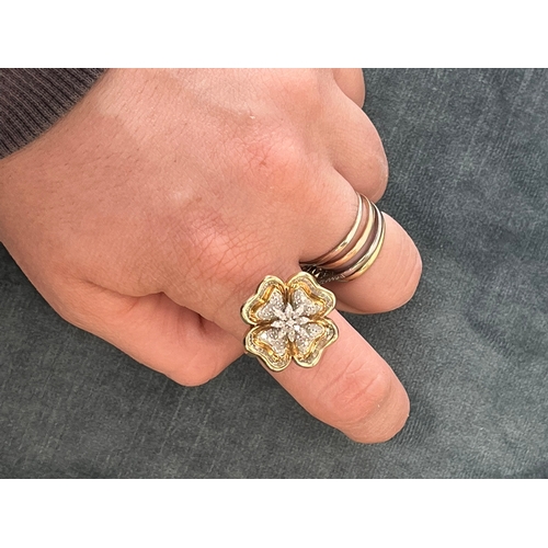 625 - Large 9ct gold - yellow and white gold four leaf clover. Inset with diamonds - 6.5g - size U/V