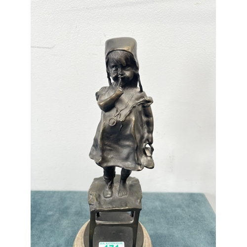 171 - Bronze figure of a girl on marble base signed by Juan CLARA AYATS (1875-1958)