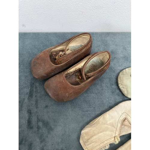 206 - 3 x pairs of vintage leather children's shoes