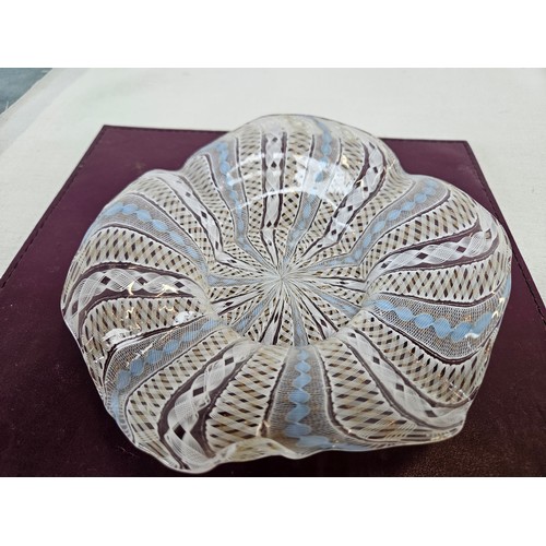 226 - Antique Venetian handkerchief bowl on dish.
Handmade high quality

Dish - 17.5cm wide x 3.5cm high 
... 