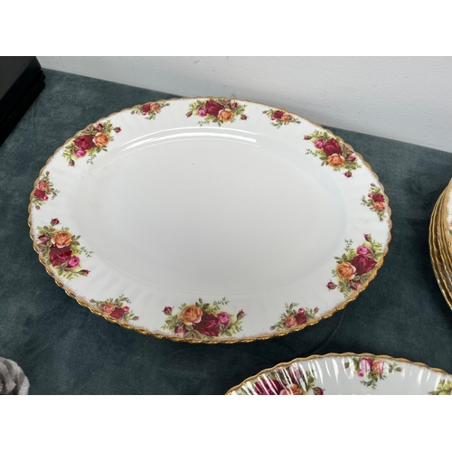 267 - Royal Albert - Old Country Roses 
6 x dinner plates
2 x serving plates