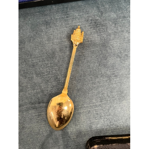 281 - Gold plated silver jubilee boxed teaspoons by Exquisite