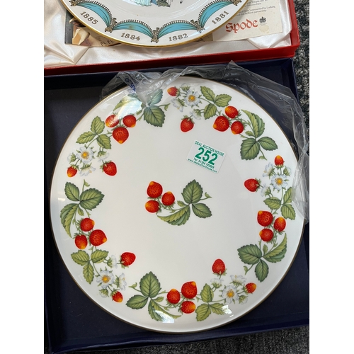 252 - 2 x Spode plates, Royal Worcester cake stand and Coalport plate