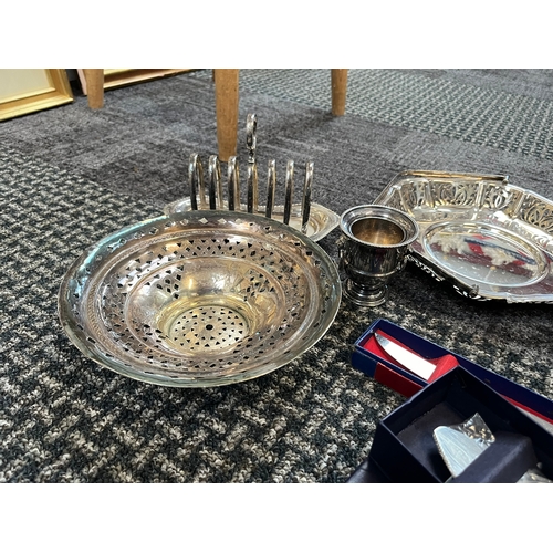 258 - Silver plate toast rack, cake basket, gold plate bowl, cake slice ect.