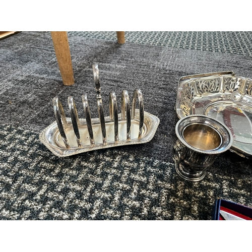 258 - Silver plate toast rack, cake basket, gold plate bowl, cake slice ect.