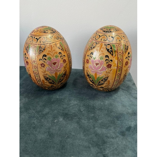 179 - Pair of oriental style egg 

17cm high x 13cm wide