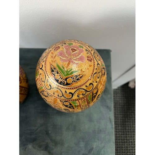 179 - Pair of oriental style egg 

17cm high x 13cm wide