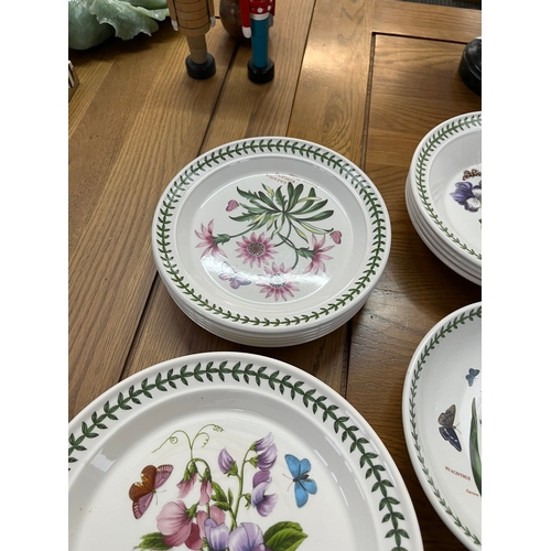 256 - Large collection of portmeirion Botanic Garden plates and bowls 

4 x Small bowls
1 x Toast rack
4 x... 