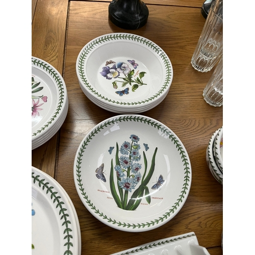 256 - Large collection of portmeirion Botanic Garden plates and bowls 

4 x Small bowls
1 x Toast rack
4 x... 