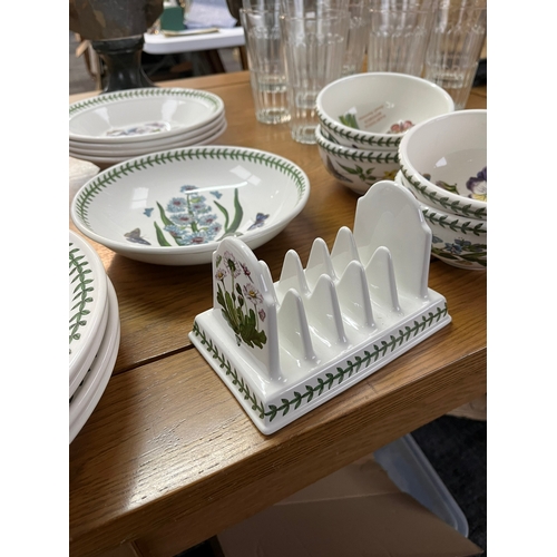 256 - Large collection of portmeirion Botanic Garden plates and bowls 

4 x Small bowls
1 x Toast rack
4 x... 