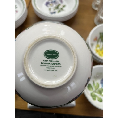 256 - Large collection of portmeirion Botanic Garden plates and bowls 

4 x Small bowls
1 x Toast rack
4 x... 