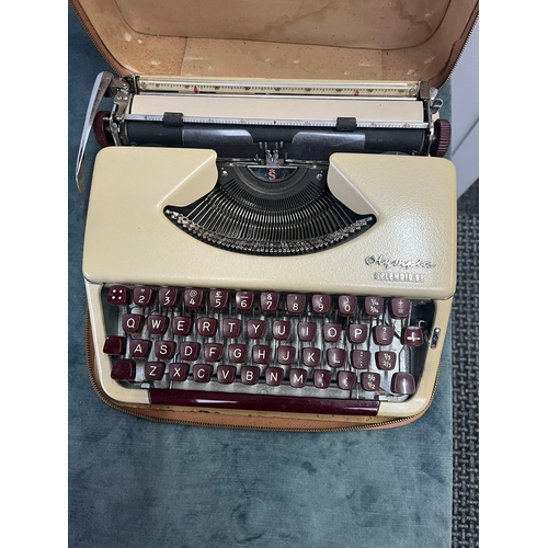 285 - Olympia Splendid 99 typewriter - In original carry case