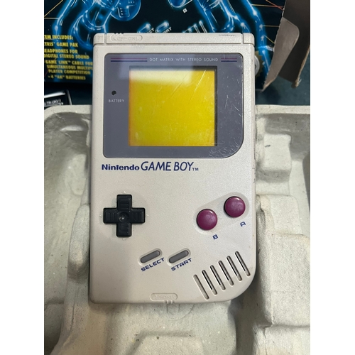 290 - Nintendo Game Boy with games - Lights up but games not playing