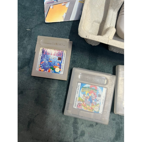 290 - Nintendo Game Boy with games - Lights up but games not playing