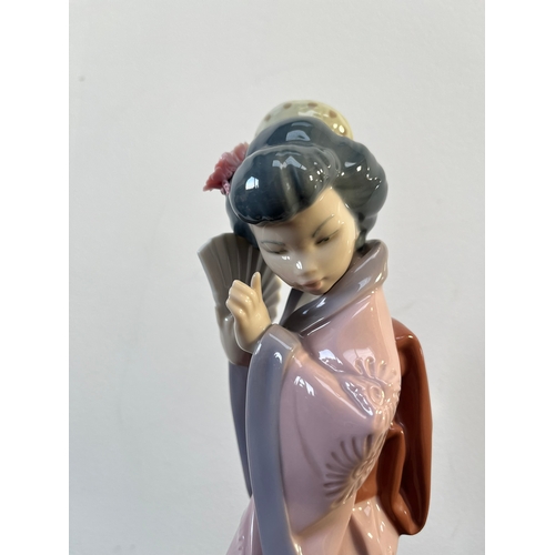 320 - Lladro Spain - Japanese Geisha girl with fan