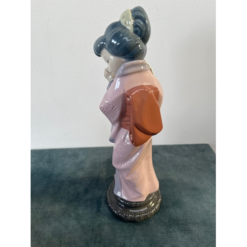 320 - Lladro Spain - Japanese Geisha girl with fan