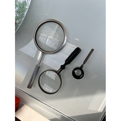 359 - 3 x Vintage magnifying glasses