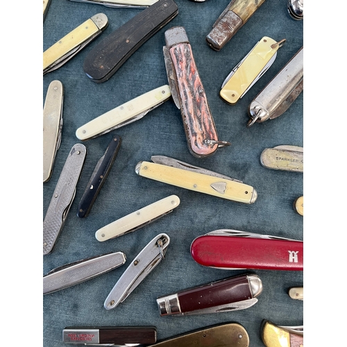 400 - Large lot of various vintage pocket/ pen knives - approximately 40