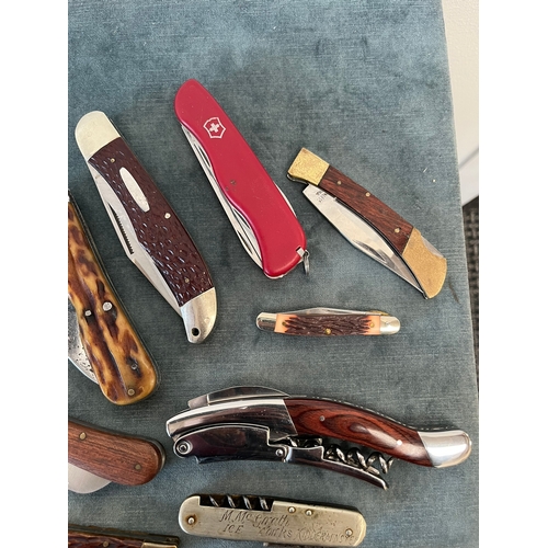 402 - Large lot of various vintage pocket/ pen knives including Swiss - approximately 23