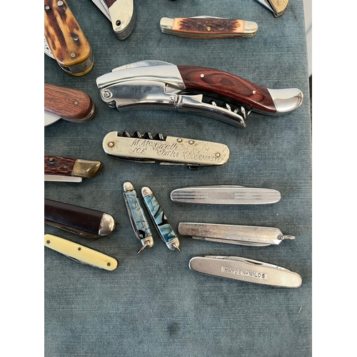 402 - Large lot of various vintage pocket/ pen knives including Swiss - approximately 23