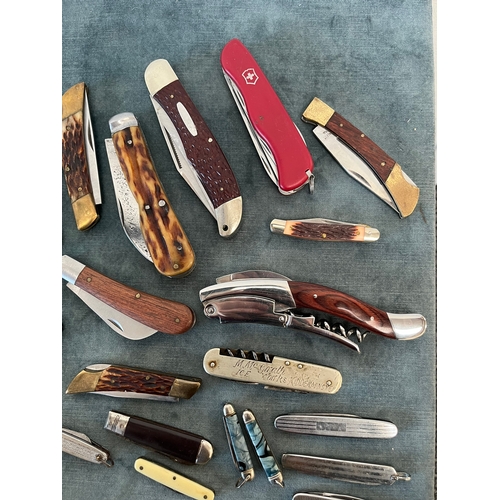 402 - Large lot of various vintage pocket/ pen knives including Swiss - approximately 23