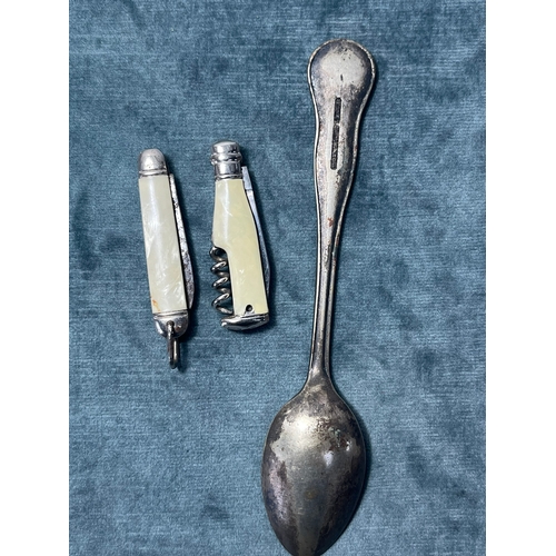 453 - Silver plate coronation 1953 spoon and 2 x coronation pocket knives