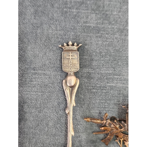 517 - Commemorative Ypres souvenir brooch and spoon