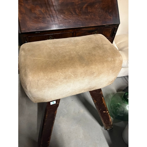 5 - Pommel horse with adjustable feet. Original suede with no rips - Vintage