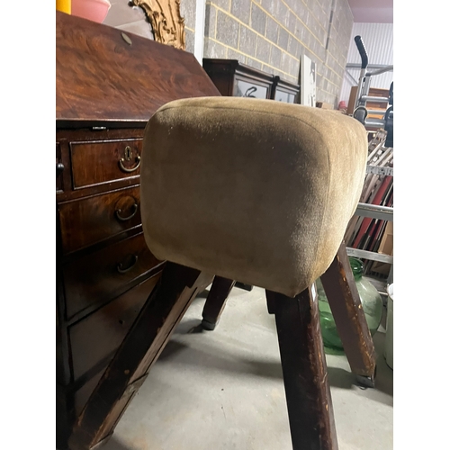 5 - Pommel horse with adjustable feet. Original suede with no rips - Vintage