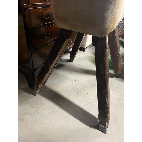 5 - Pommel horse with adjustable feet. Original suede with no rips - Vintage