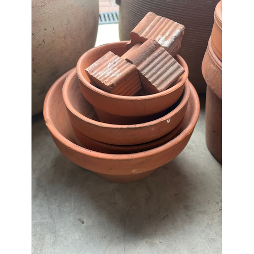 41 - Various small terracotta planters and plant pot feet