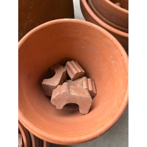 41 - Various small terracotta planters and plant pot feet