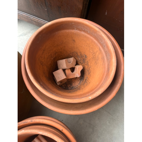 41 - Various small terracotta planters and plant pot feet