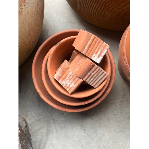 41 - Various small terracotta planters and plant pot feet