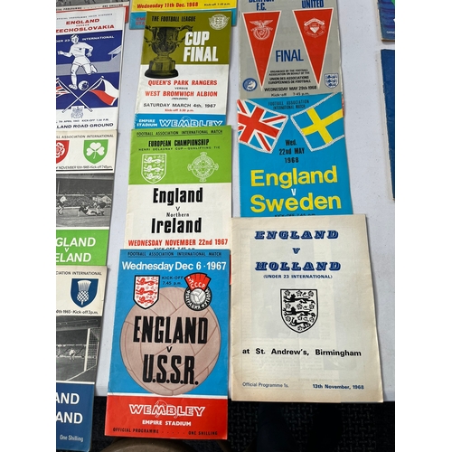 472 - Selection of various vintage and modern football programs 

England World Cup