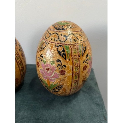 179 - Pair of oriental style egg 

17cm high x 13cm wide