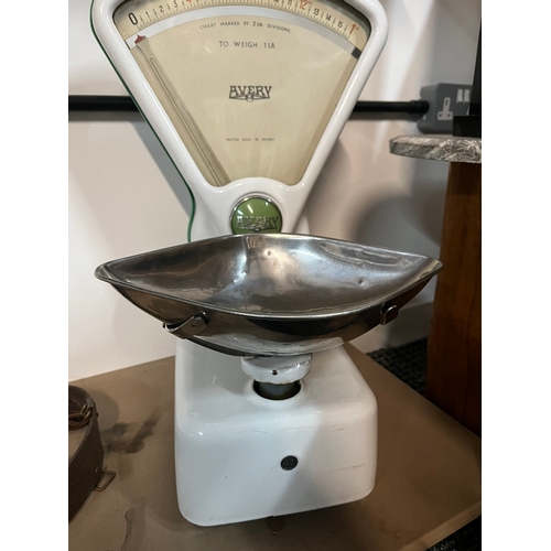 210 - Set of Avery weighing scales