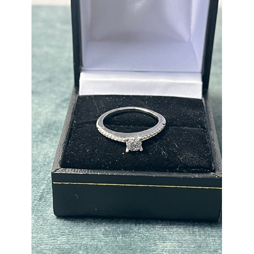 501 - Elegant White 9ct Gold Ring
Ring Size L - 5.75
Weight 1.9g Approx
25 Brilliant Cut Diamonds - 0.14ct... 