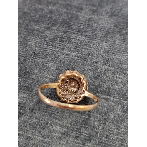 525 - 9ct gold and diamond chip ring - 1.7g